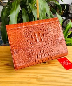 Clutch nâu đỏ gù cá sấu – tuyên ngôn thời trang cho nam giới.