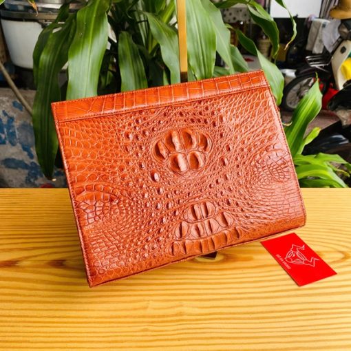 Clutch nâu đỏ gù cá sấu – tuyên ngôn thời trang cho nam giới.