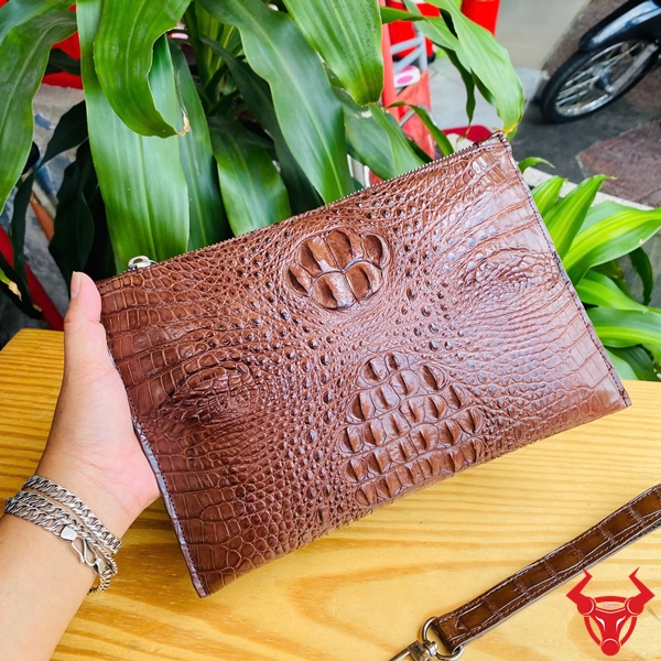 Clutch Nam Nhỏ Gọn CBCA4 – Da Cá Sấu Thật, Phong Cách Quý Ông Túi clutch CBCA4 nam da cá sấu màu nâu đất, nhỏ gọn và đẳng cấp.