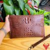 Clutch CBCA4 nam da cá sấu thật tông màu nâu đất, kiểu dáng lịch lãm.