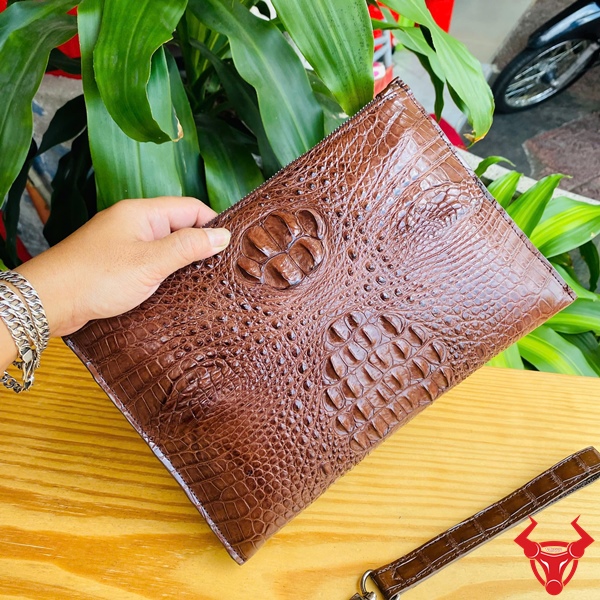 Clutch CBCA4 Da Gù Cá Sấu – Lựa Chọn Thời Trang Đẳng Cấp Clutch CBCA4 da cá sấu nâu đất, thiết kế dành riêng cho quý ông lịch thiệp.