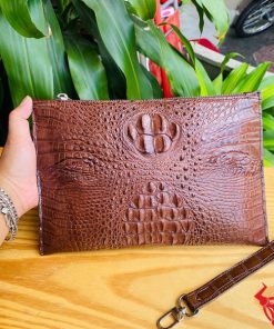 Clutch CBCA4 nam da cá sấu thật tông màu nâu đất, kiểu dáng lịch lãm.