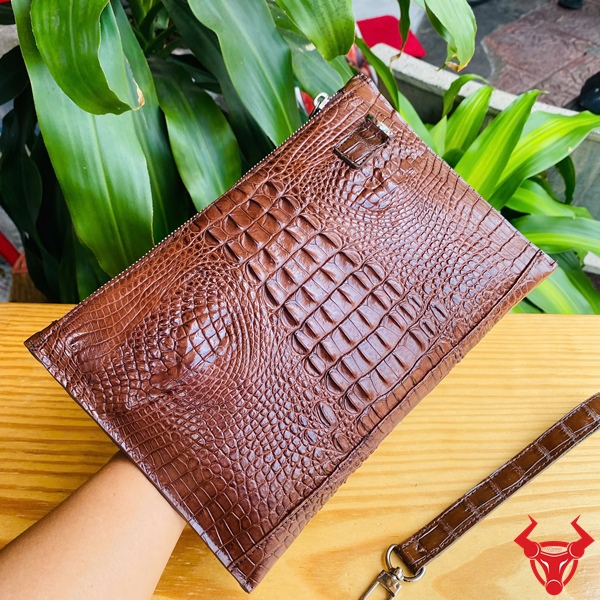 CBCA4 – Clutch Nam Màu Nâu Đất Cho Người Thành Đạt Clutch nam CBCA4 màu nâu đất với vân gù cá sấu nổi bật.