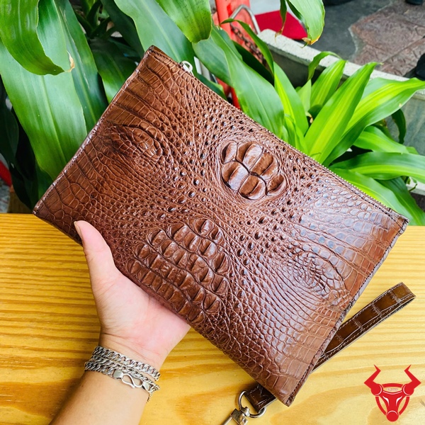 Clutch Cầm Tay Nam Da Cá Sấu – CBCA4 Tinh Tế Và Bản Lĩnh Túi cầm tay nam CBCA4 da cá sấu thật – màu nâu đất thanh lịch.