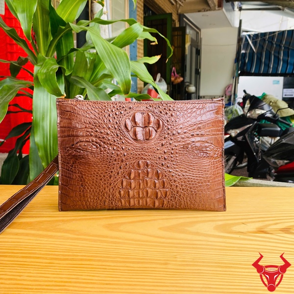 Clutch Da Cá Sấu CBCA4 – Mẫu Túi Cầm Tay Lịch Lãm Cho Nam Clutch da cá sấu CBCA4 dành cho quý ông hiện đại, gọn nhẹ mà tinh tế.