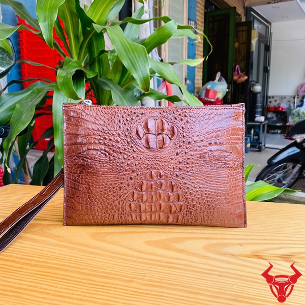 CBCA4 – Phụ Kiện Nam Cao Cấp Màu Nâu Đất Clutch cầm tay CBCA4 cho nam – da cá sấu thật tông trầm cổ điển.