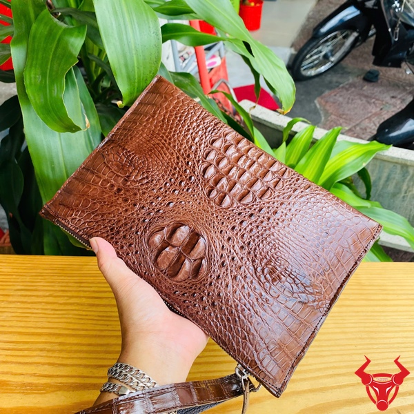 Clutch da cá sấu thật CBCA4 màu nâu đất – phong cách và bản lĩnh nam tính.