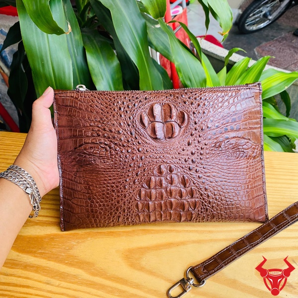 Clutch Da Cá Sấu Nam CBCA4 – Màu Nâu Đất Sang Trọng Clutch CBCA4 nam da cá sấu thật tông màu nâu đất, kiểu dáng lịch lãm.
