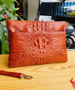 Clutch nam da cá sấu nâu đỏ, phong cách và đẳng cấp.