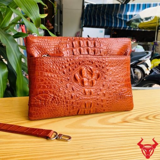 Clutch nam da cá sấu nâu đỏ, phong cách và đẳng cấp.