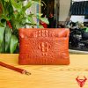Clutch cầm tay nam da cá sấu màu nâu đỏ, phong cách đẳng cấp cho quý ông.