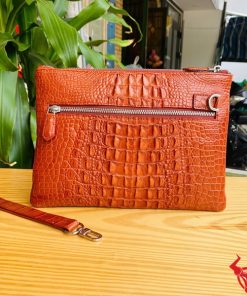 Clutch cầm tay da cá sấu nâu đỏ, biểu tượng thời trang quý ông.