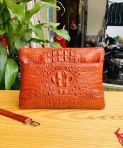 Clutch cầm tay nam da cá sấu màu nâu đỏ, phong cách đẳng cấp cho quý ông.