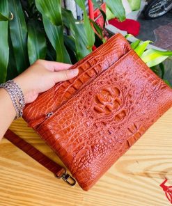 Clutch nam da cá sấu nâu đỏ, thời trang đẳng cấp.