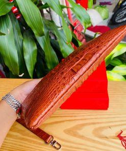 Clutch cầm tay da cá sấu nâu đỏ, phong cách quý ông.