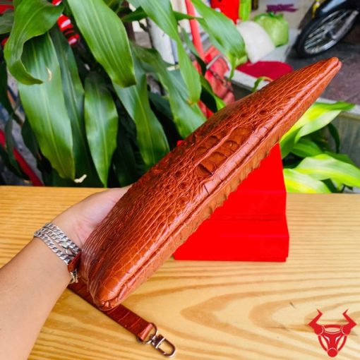 Clutch cầm tay da cá sấu nâu đỏ, phong cách quý ông.