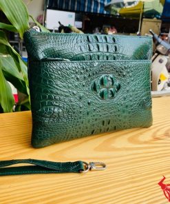 Clutch da cá sấu gù nguyên khối màu xanh lá đậm chất thời trang quý ông.