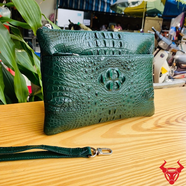 Phụ Kiện Nam Tinh Tế – Clutch Da Cá Sấu CBDA4 Clutch da cá sấu gù nguyên khối màu xanh lá đậm chất thời trang quý ông.