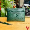 Clutch cầm tay da cá sấu gù màu xanh lá CBDA4 cho quý ông.