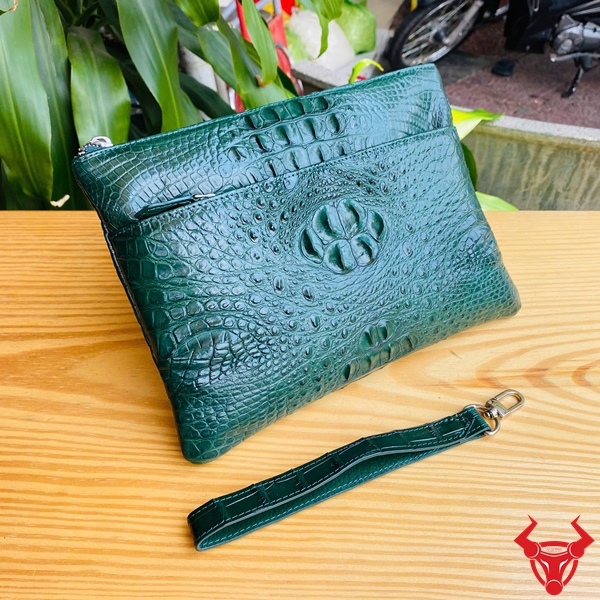 Túi Clutch Nam Da Cá Sấu Màu Xanh Lá – Sang Trọng & Khác Biệt Túi clutch nam da cá sấu màu xanh CBDA4 nhỏ gọn, đậm cá tính.