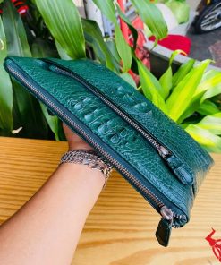 Clutch da cá sấu gù màu xanh lá cao cấp cho quý ông cá tính.