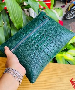Clutch cầm tay da cá sấu thật màu xanh lá sang trọng, cao cấp.
