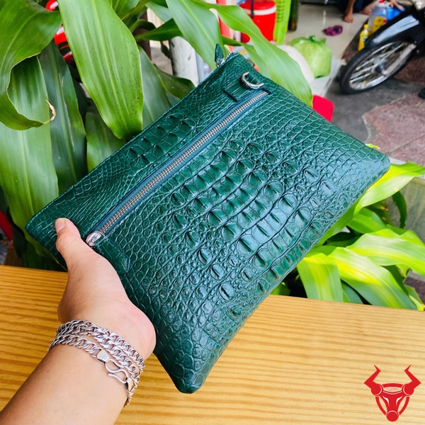 Clutch Da Cá Sấu CBDA4 – Phong Cách Mạnh Mẽ Và Tinh Tế Clutch cầm tay da cá sấu thật màu xanh lá sang trọng, cao cấp.