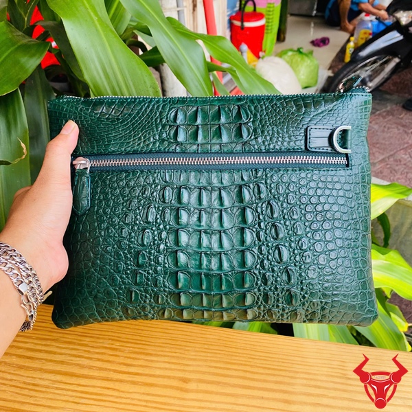 Clutch Nam Da Gù Cá Sấu Màu Xanh – Đẳng Cấp Và Lịch Lãm Clutch nam cao cấp da cá sấu màu xanh lá CBDA4 phong cách sang trọng.