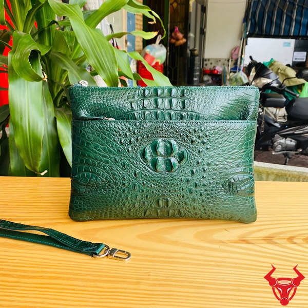 Clutch Cầm Tay Da Cá Sấu Xanh Lá CBDA4 – Thời Trang Quý Ông Clutch cầm tay da cá sấu gù màu xanh lá CBDA4 cho quý ông.