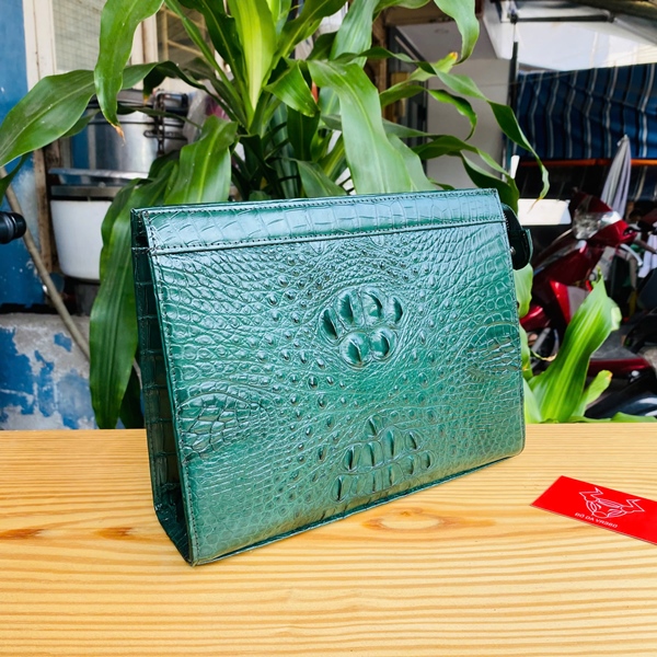 Clutch Cầm Tay Nam Màu Xanh Lá – Thời Trang Tinh Tế Clutch nam da cá sấu xanh – sự lựa chọn của người dẫn đầu.