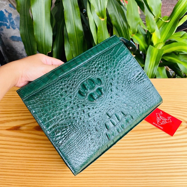 Clutch Gù Da Cá Sấu Xanh Lá – Phong Cách Và Cá Tính Clutch xanh lá – lựa chọn phá cách cho nam giới tinh tế.