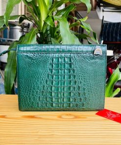 Clutch nam da thật xanh lá – thẩm mỹ cổ điển và đậm cá tính.