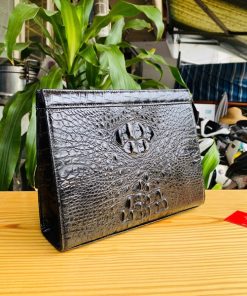 Clutch da cá sấu đen – biểu trưng phong cách cổ điển.