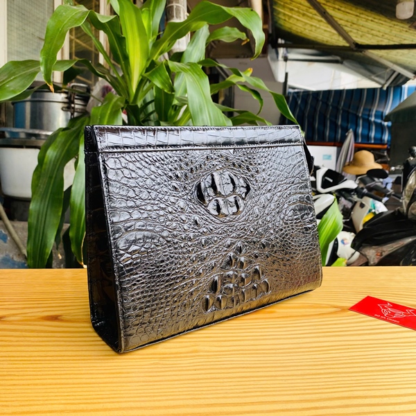 Clutch CKA4 Đen – Phụ Kiện Cổ Điển Cho Doanh Nhân Clutch da cá sấu đen – biểu trưng phong cách cổ điển.
