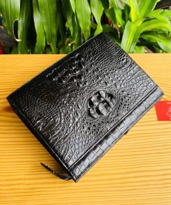 Clutch gù cá sấu màu đen – lựa chọn của đàn ông mạnh mẽ.