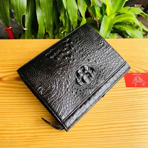 Clutch Gù Cá Sấu Đen – Thời Trang Lịch Lãm Quý Ông Clutch gù cá sấu màu đen – lựa chọn của đàn ông mạnh mẽ.