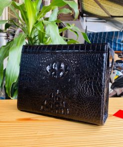 Clutch nam da cá sấu đen – biểu tượng đẳng cấp.