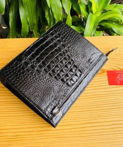 Clutch da cá sấu đen – phong cách cổ điển vĩnh cửu.