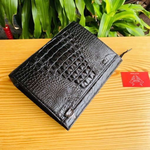 Clutch da cá sấu đen – phong cách cổ điển vĩnh cửu.