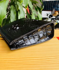 Clutch đen da cá sấu – lựa chọn hoàn hảo cho sự chỉn chu.