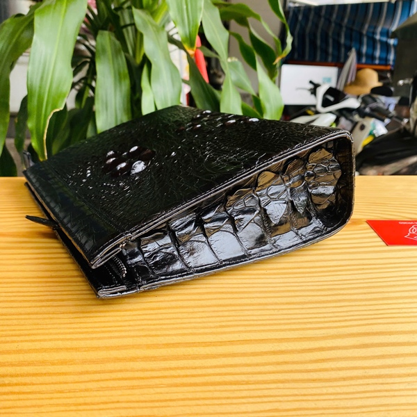 Clutch Nam Cao Cấp Màu Đen – Biểu Tượng Thành Đạt Clutch đen da cá sấu – lựa chọn hoàn hảo cho sự chỉn chu.