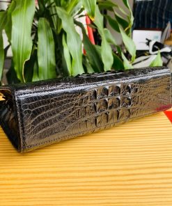 Clutch da cá sấu đen – chuẩn mực của thời trang nam.
