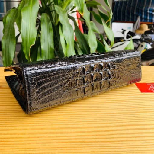 Clutch da cá sấu đen – chuẩn mực của thời trang nam.