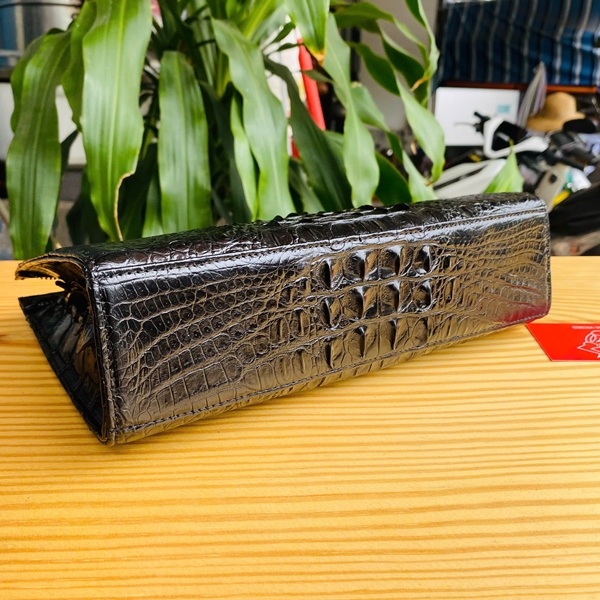 Món Quà Thời Trang Nam Đẳng Cấp – Clutch Da Cá Sấu Đen Clutch da cá sấu đen – chuẩn mực của thời trang nam.