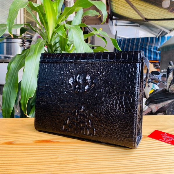 Clutch Nam Da Cá Sấu Màu Đen – Phong Cách Quý Ông Clutch nam da cá sấu đen – biểu tượng đẳng cấp.