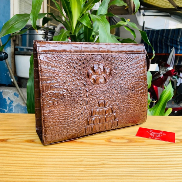 Clutch Da Cá Sấu CKA4 Nâu Đất – Phong Cách Vintage Quý Ông Clutch CKA4 – biểu tượng của phong cách quý ông.