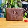 Clutch da cá sấu nâu đất đậm chất vintage.
