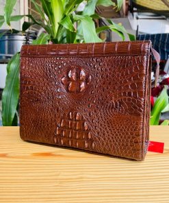 Clutch nam da cá sấu màu nâu – phong cách vượt thời gian.