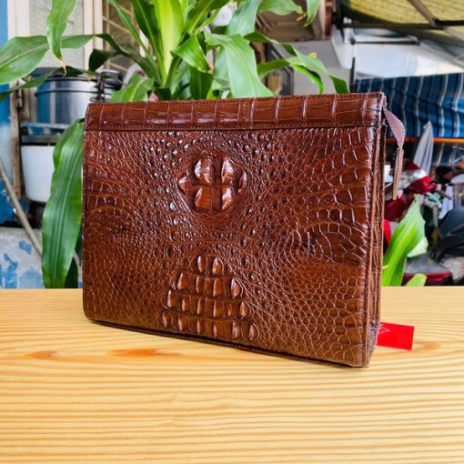 Clutch nam da cá sấu màu nâu – phong cách vượt thời gian.