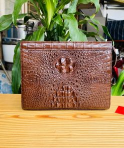Clutch da cá sấu nâu đất đậm chất vintage.